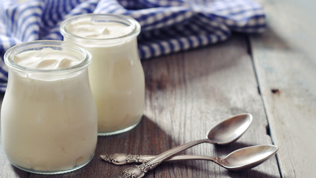 Iogurt ecològic i sense sucre al menjador escolar